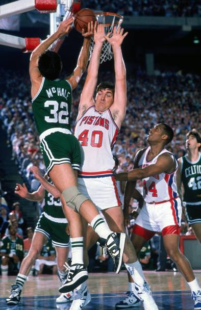 1987: Bill Laimbeer prova a fermare Kevin McHale e i Boston Celtics